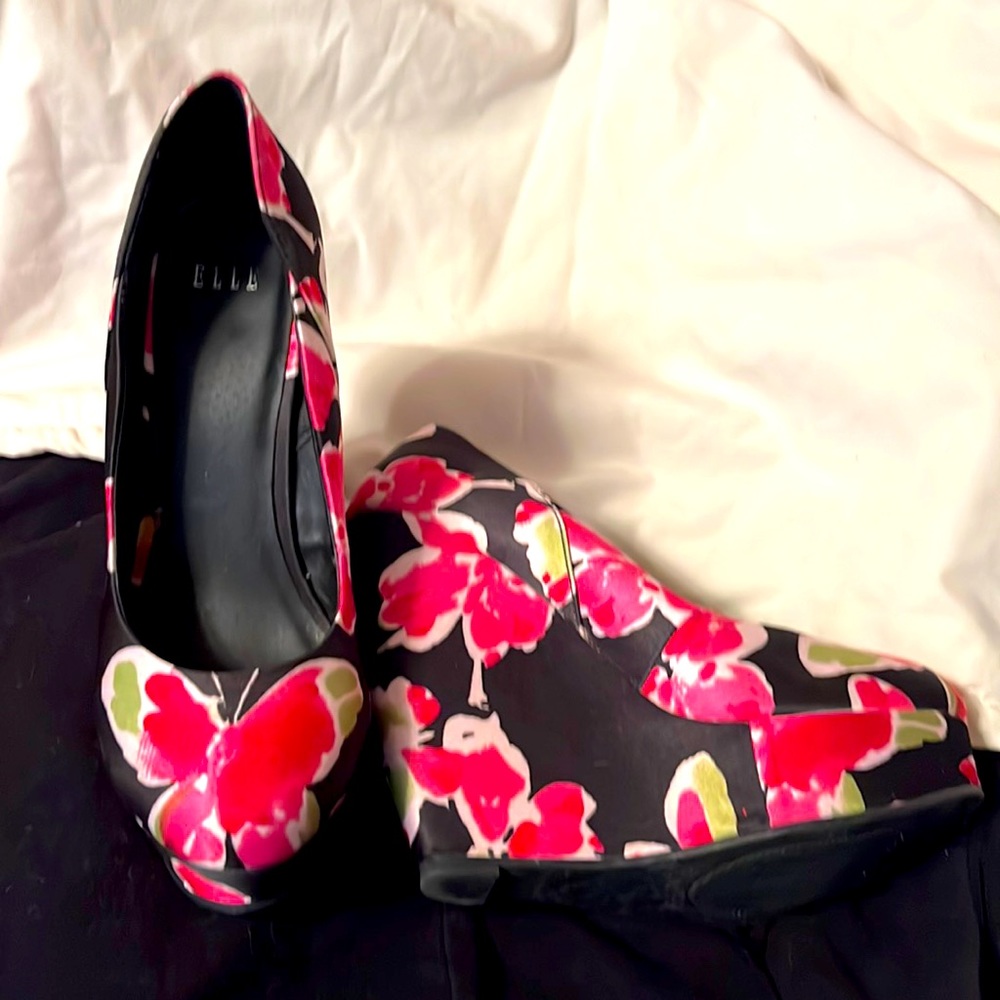 Elle brand 7 M Floral Wedges